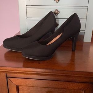 Brand new never worn. Purchased for wedding and decided on a different ones